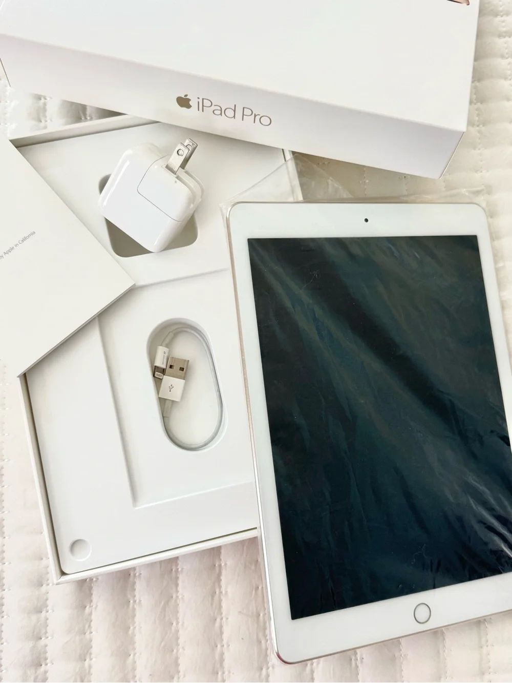 Apple iPad Pro 9.7” Gold 32GB WiFi Touch ID Factory Reset w/Box